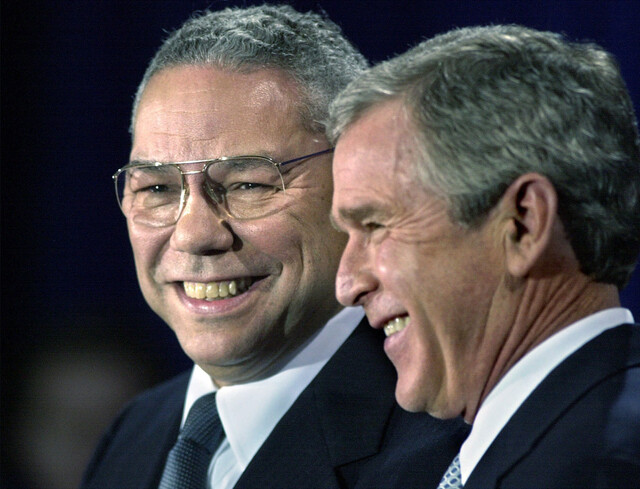 2001년 12월16일 당시 조지 W. 부시 미국 대통령 당선자가 국무장관 후보자로 콜린 파월(왼쪽) 장군을 소개하면서 함께 웃고 있다. AP 연합뉴스