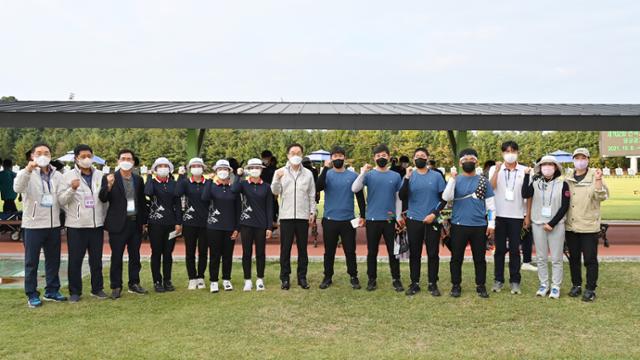 102회 전국체전 양궁경기장에 참석한 임종식(가운데)경북교육감이 선수단과 파이팅을 외치고 있다.