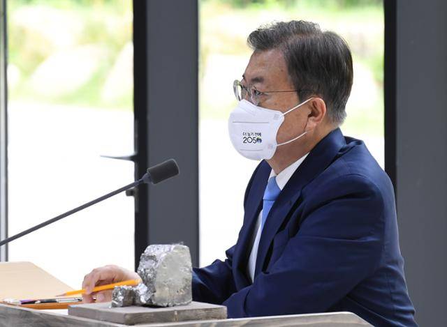 문재인 대통령이 18일 서울 용산 노들섬 다목적홀 숲에서 열린 2050 탄소중립위원회 제2차 전체회의에 참석해 2050 탄소중립위원회 민간위원장인 윤순진 서울대 환경대학원 교수의 보고를 듣고 있다. 왕태석 선임기자