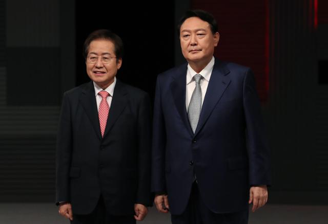 국민의힘 대선주자인 윤석열(오른쪽) 전 검찰총장과 홍준표 의원. 국회사진기자단