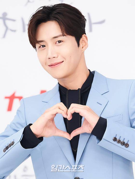 배우 김선호가 24일 오후 온라인 생중계로 진행된 tvN 드라마 ‘갯마을 차차차’ 제작발표회에 참석해 포토타임을 갖고 있다. 드라마 ‘갯마을 차차차’는 현실주의 치과의사 윤혜진과 만능 백수 홍반장이 짠내 사람내음 가득한 바닷마을 ‘공진’에서 벌이는 티키타카 힐링 로맨스로 오는 8월 28일 첫방송된다. 〈사진제공=CJ ENM〉