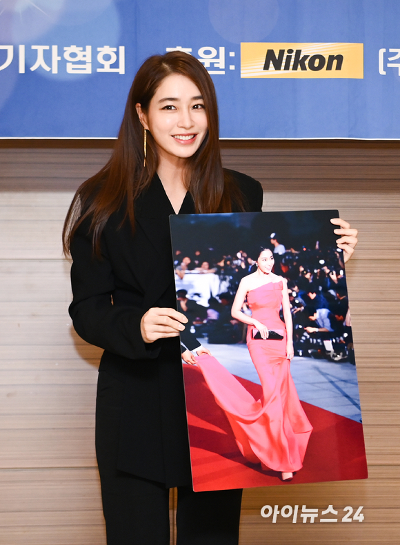 Actor Lee Min-jung, who was selected as Photo Genic of the Year, is posing at the awards ceremony.The awards ceremony was attended by only a minimum number of people in accordance with the governments guidelines.