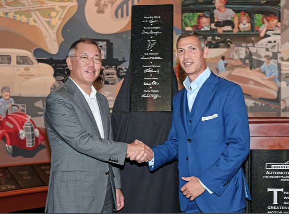 정의선 현대차그룹 회장이 정몽구 명예회장의 '명예의 전당 헌액' 기념패를 대리 수상했다. [사진=현대차그룹]