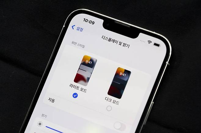 디스플레이 상단의 '노치' 영역이 전작보다 20%정도 더 작아졌다. 출처=IT동아