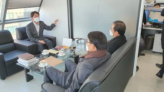 안철수 국민의당 서울시장 예비후보가 2월 24일 서울 여의도 국민의당 당사에서 홍준표, 윤상현 무소속 의원과 만나는 모습. 김기정 기자