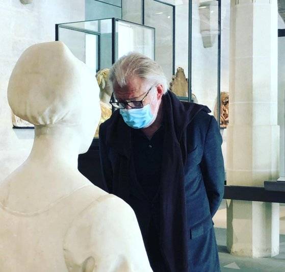 코로나19 확산으로 프랑스 루브르박물관도 수개월 동안 문을 닫은 뒤 재개관했다. 피에르 가니에르는