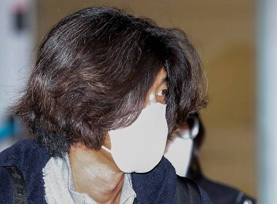 남 변호사가 공항을 나서고 있다. 장진영 기자