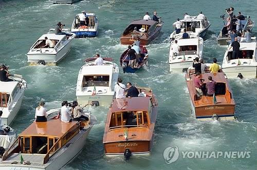 지난 2014년 결혼식을 마친 영화배우 조지 클루니(맨 윗줄 가운데)가 타고 있는 수상 택시를 파파라치가 탄 수상 택시들이 무더기로 쫓아가고 있다. [AP=연합뉴스]