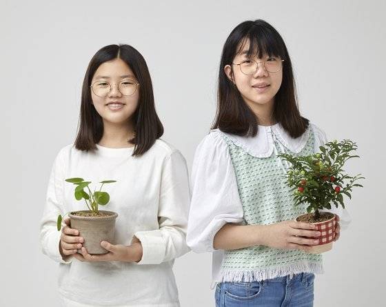 옥천앵두를 든 이한나(오른쪽) 학생모델과 필리아 페페를 든 윤시현 학생기자. 소중 학생기자단이 화분 분갈이부터 잡초 제거까지 셀프 가드닝 배우기에 나섰다.