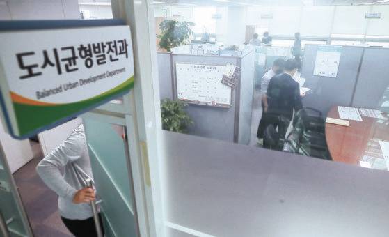 대장동 개발 로비·특혜 의혹 사건을 수사 중인 검찰이 지난 15일 오전 성남시청을 압수수색중이다. 연합뉴스