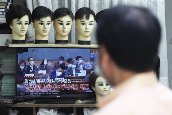 다가오는 '위드 코로나'가 자영업자들을 살릴 수 있을까? 단계적 일상회복을 위한 '일상회복 지원위원회'가 출범한 13일 서울의 한 이발소에서 관계자가 손님 맞을 준비를 하고 있다.[뉴스1]