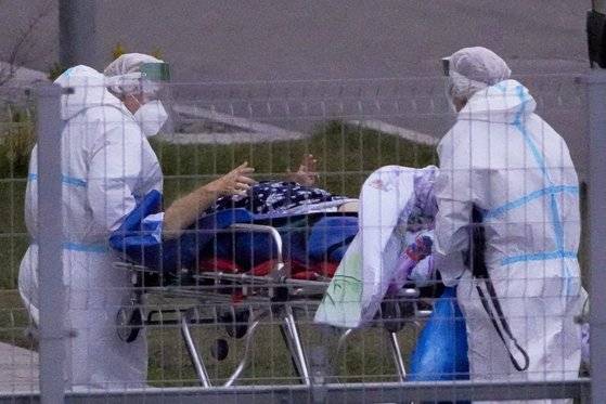 코로나19 확진자를 수송 중인 러시아 의료진. [AP=연합뉴스]