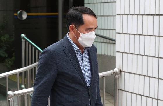 최원일 전 천안함 함장이 지난 6월 30일 서울 성동경찰서에서 천안함과 관련 욕설과 막말을 교사를 경찰에 고소한 것과 관련된 조사를 마치고 이동하고 있다. 뉴스1