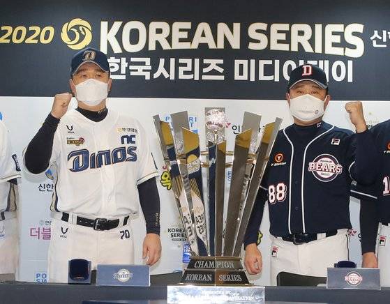 지난해 한국시리즈에서 맞대결한 김태형(왼쪽) 두산 감독과 이동욱 NC 감독. 올해는 각각 4위와 7위 감독으로 치열한 5강 싸움을 하고 있다. [뉴스1]