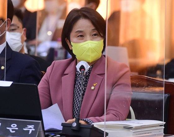 이은주 정의당 의원이 18일 경기도청에서 열린 국회 행정안전위원회의 경기도에 대한 국정감사에서 이재명 민주당 대선 후보에게 질의하고 있다. 임현동 기자