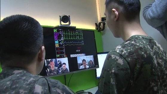 2017년 군에서 실시한 원격의료 시연회. 군 장병(오른쪽)이 몸이 아파 찾은 원격의료 부스에서 군의관(모니터 속 흰 가운)의 진료를 받고 있다.