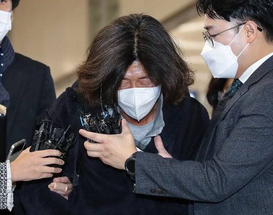 남욱 변호사가 18일 오전 인천국제공항 제2여객터미널로 귀국해 검찰에 체포된 뒤 서울중앙지검으로 압송되다 취재진을 향해 고개숙여 인사하고 있다. 연합뉴스