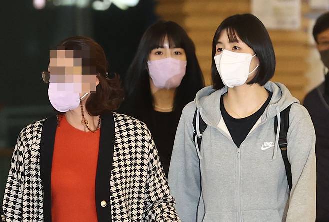 배구선수 이재영·다영 자매가 16일 오후 그리스 리그 PAOK 테살로니키 구단에 합류하기 위해 인천국제공항 제1터미널에서 출국장으로 이동하고 있다. [연합뉴스]
