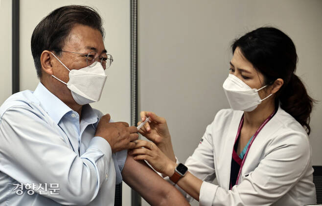 문재인 대통령이 지난 15일 서울 국립중앙의료원 코로나19 중앙예방접종센터에서 코로나19 백신 추가 접종을 받고 있다. 청와대사진기자단