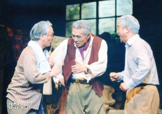 Oh Young-soo played Gukjeon in Pigo Jigo, Pigo Jigo (Bloom and Fade), a drama staged by the National Theater Company of Korea in June 1994 and was awarded the Baeksang Arts Award for best actor that year. Courtesy of Oh Young-soo