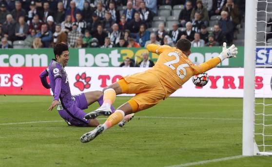 Tottenham Hotspur's Son Heung-min scores Spurs' third goal against Newcastle United at St James’ Park in Newcastle, England on Sunday. [REUTERS/YONHAP]