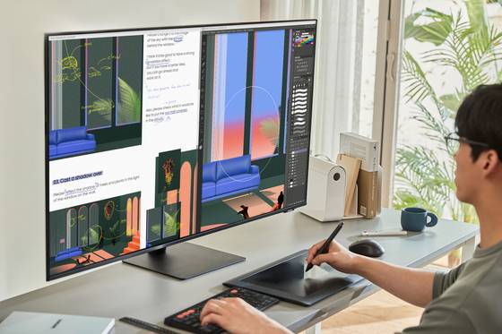 A model uses Samsung Electronics' M7 smart monitor. The electronics company announced Monday that it has now sold 600,000 smart monitors globally. [YONHAP]