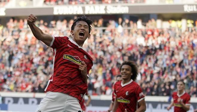 라이프치히전에서 득점 후 세리머니를 펼치는 정우영.&nbsp; &nbsp;EPA 연합