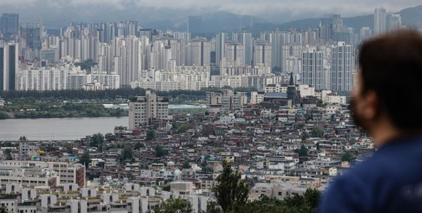 고가주택 기준선인 9억원 초과 아파트 거래 비중이 늘고 있다. 사진은 서울 남산에서 바라본 서울 용산구와 서초구 일대 아파트. 연합뉴스