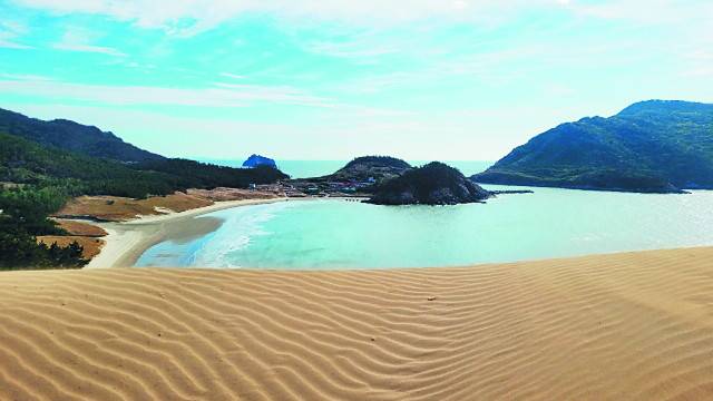 전남 신안군 우이도 모래언덕과 돈목해변. 신안군 제공