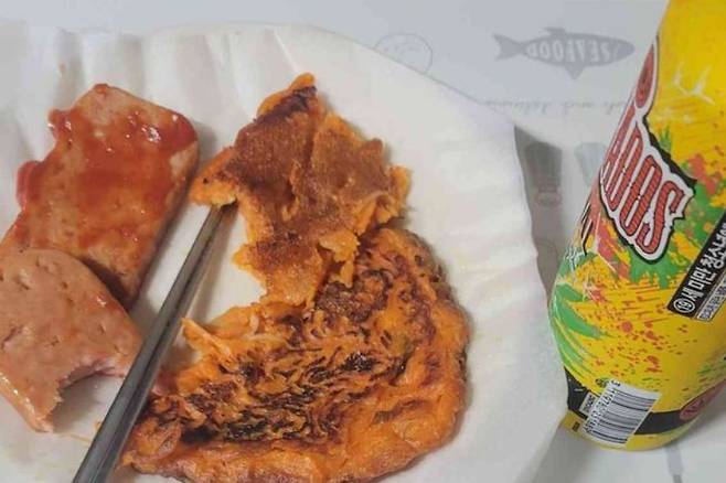 한 글쓴이가 '빚 다 갚고 먹는 술'이라며 공개한  술상. / 사진=온라인 커뮤니티 캡쳐