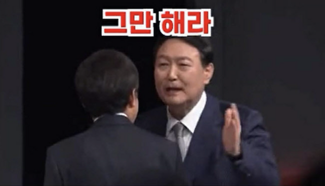 지난 15일 맞수 토론 후에 윤석열 전 검찰총장과 홍준표 의원이 만나서 대화하는 모습.  윤 전 총장의 입모양을 읽어 "그만해라 아 진짜"라는 자막이 달렸다./ 사진 = 온라인 커뮤니티