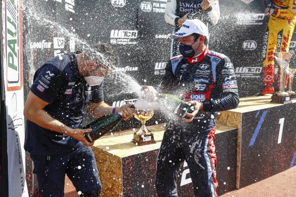 프랑스에서 열린 ‘2021 WTCR(World Touring Car Cup)’ 6차전 두 번째 결승 레이스에서 우승을 차지한 잔 칼 버네이(Jean-Karl Vernay, 엥슬러 현대 N 리퀴몰리 레이싱팀 소속) 선수 [사진제공=현대차]