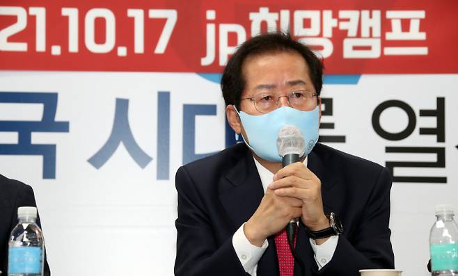 국민의힘 홍준표 대선 경선 후보가 17일 오전 서울 여의도 홍준표 캠프 사무실에서 열린 최 전 감사원장 영입 행사에서 꽃다발을 들고 포즈를 취하고 있다. [사진 출처 = 연합뉴스]