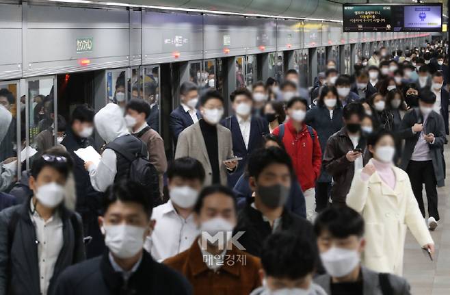 정부가 다음달 시행될 '단계적 일상 회복' 이전 마지막으로 조정한 거리두기 정책 시행 첫 날인 18일 오전 서울 지하철5호선 광화문역에서 시민들이 지하철을 이용해 출근하고 있다. 2021. 10. 18. [박형기기자]