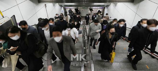 정부가 다음달 시행될 '단계적 일상 회복' 이전 마지막으로 조정한 거리두기 정책 시행 첫 날인 18일 오전 서울 지하철5호선 광화문역에서 시민들이 지하철을 이용해 출근하고 있다. 2021. 10. 18. [박형기기자]