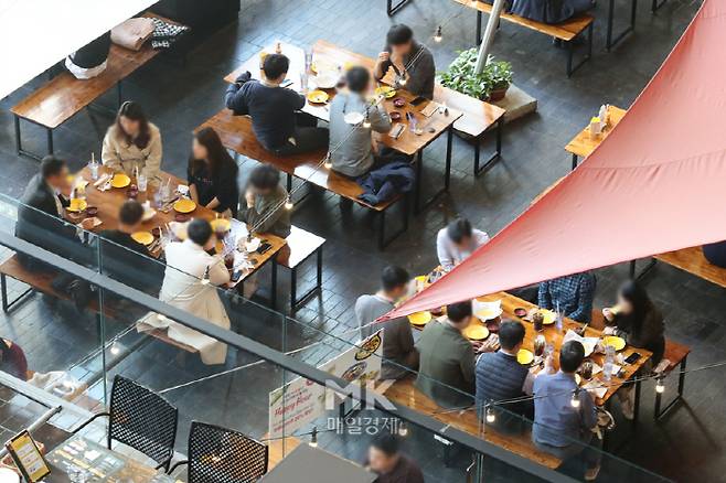 정부가 다음달 시행될 '단계적 일상 회복' 이전 마지막으로 조정한 거리두기 정책 시행 첫 날인 18일 서울 종로구의 한 식당이 점심시간에 손님들로 북적이고 있다. 새로 적용된 거리두기에 따르면 수도권 식당·카페에선 밤 10시까지 접종 완료자를 포함해 최대 8명, 비수도권에서는 밤 12시(자정)까지 최대 10명이 모일 수 있게 됐다. 2021. 10. 18. [박형기기자]
