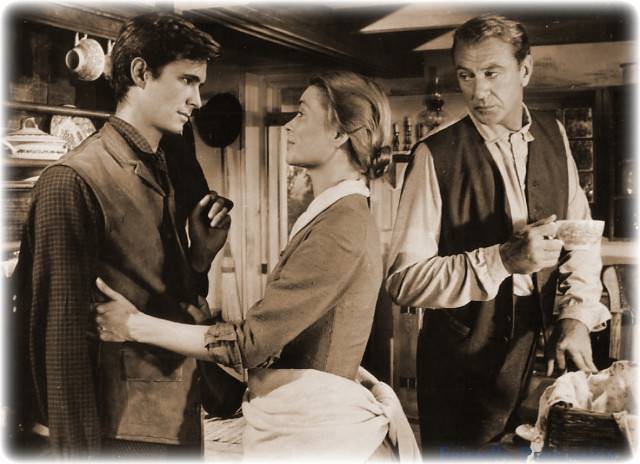 엘리자(도로시 맥과이어)는 장남 조쉬(안소니 퍼킨스)의 입대를 만류하지만 조쉬는 전쟁에 참전하는 것이 종교적 양심이라고 여긴다.