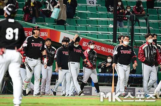 지난해 10월 30일 인천 SK 와이번스전에서 패한 뒤 아쉬워 하고 있는 LG 트윈스 선수들. 사진=김영구 기자