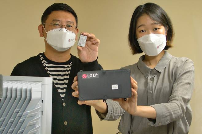 LG유플러스는 휴컴와이어리스와 함께 B2B용 5G 28㎓ 주파수대역(n257)을 사용하는 상용 통신모듈(HM-950L)과 라우터(HE-950L), 외장형안테나를 선보였다고 18일 밝혔다. /사진제공=LG유플러스