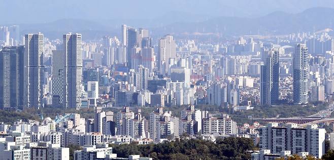 집값 급등으로 주택연금 해지건수가 매년 늘고 있는 것으로 나타났다. 사진은 이날 강북지역 아파트 모습./사진=뉴스1