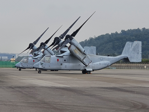 서울공항 야외전시장의 주일미군 해병대 MV-22 오스프리 수직이착륙 항공기2대가 서울 ADEX에 처음 등장했다. 디펜스 타임즈 제공