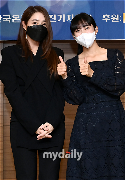 Actors Lee Min-jung and Hong Jae-kyung announcer have photo time.
