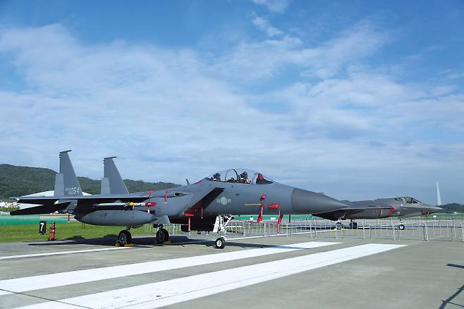 최첨단 항공우주·방산기술의 향연이 펼쳐지는 ‘서울 ADEX 2021’이 19일부터 23일까지 경기도 성남시 서울공항에서 개최된다. 18일 프레스 데이를 맞아 공개된 우리 공군 주력 전투기 F-15K(앞)와 공군 첫 5세대 전투기 F-35A. 신대원 기자