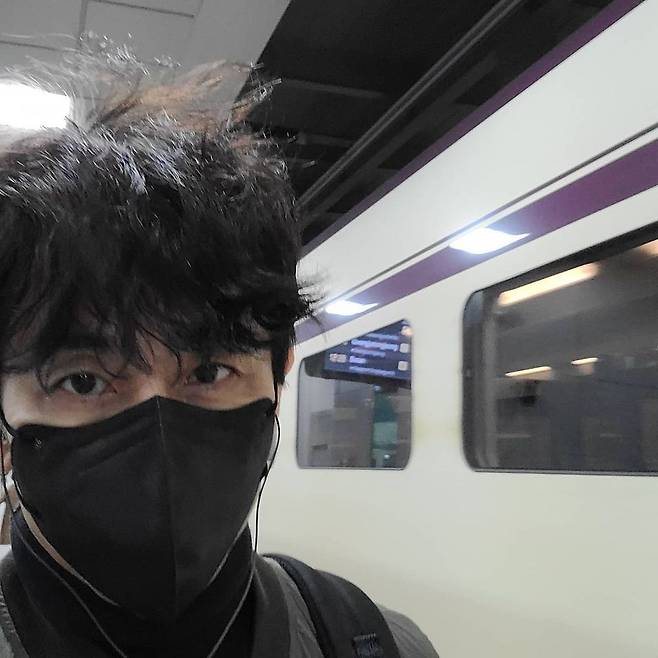 Actor Cha In-pyo added an intellectual image with a selfie on his way to work.On October 18, Cha In-pyo posted several photos on his personal instagram saying, I am on my way to work # frequent interview.In the photo, Cha In-pyo boarded the train. Cha In-pyo seems to have come to work for an occasional interview with the examinee as a professor.In addition to the scenery seen by the train, he unveiled a self-portrait with glasses, which was covered by more than half of his face on the mask, but he added the beauty of the name and the intellectual image of the glasses.On the other hand, Cha In-pyo will appear on JTBCs new entertainment Sigor Kyung-yang on October 25th.