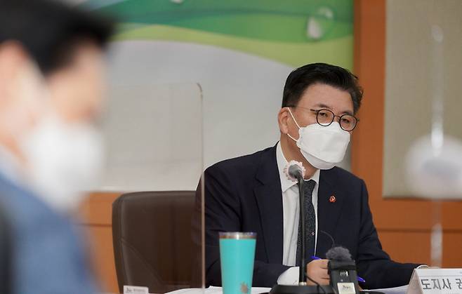 제주도 자원순환사회 실천위원회 회의를 주재하고 있는 구만섭 제주지사 대행./제주도  *재판매 및 DB 금지