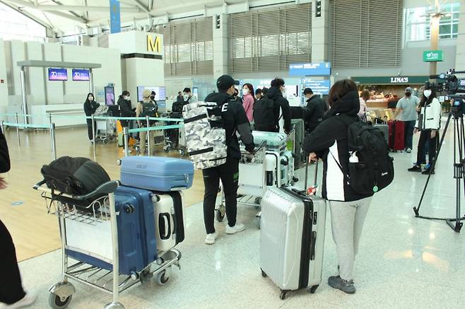 심석희 고의 충돌 의혹에 휩싸인 한국 쇼트트랙이 이번에는 경기복 선정과 관련해 잡음이 일고 있다. 사진은 오는 21일부터 중국 베이징에서 열리는 2021-2022 국제빙상경기연맹(ISU) 쇼트트랙 월드컵 1차 대회 출전을 위해 17일 출국한 대표팀 모습. 대한빙상경기연맹