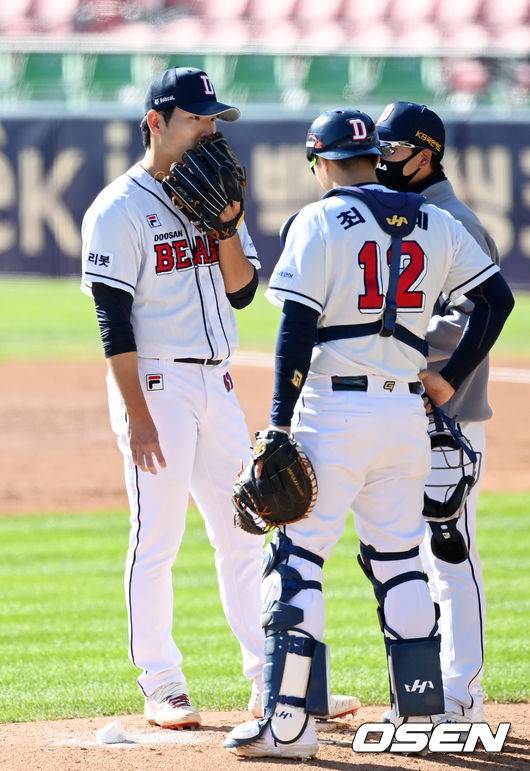 [OSEN=잠실, 민경훈 기자]2회초 1사 주자 1,3루 KIA 박민 타석에서 두산 선발 곽빈이 아쉬워하고 있다. 21.10.17/ rumi@osen.co.kr