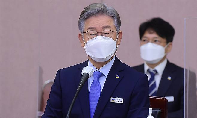 이재명 경기도지사가 18일 경기도청에서 열린 국회 행정안전위원회의 경기도에 대한 국정감사에 참석해 개회를 기다리고 있다. 연합뉴스