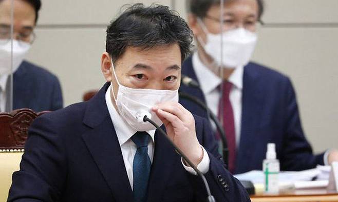 김오수 검찰총장이 18일 서울 서초구 대검찰청에서 열린 국회 법제사법위원회의 국정감사에서 의원들 질의에 답하고 있다. 국회사진기자단