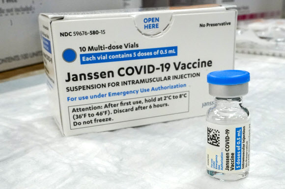 미국 존슨앤드존슨(J&J)의 제약계열사 얀센의 코로나19 백신. AP 연합뉴스
